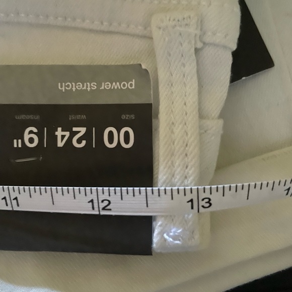 4/$15 Mossimo Supply Co. Women’s Size 00 24" Bermuda Shorts White - Picture 11 of 12